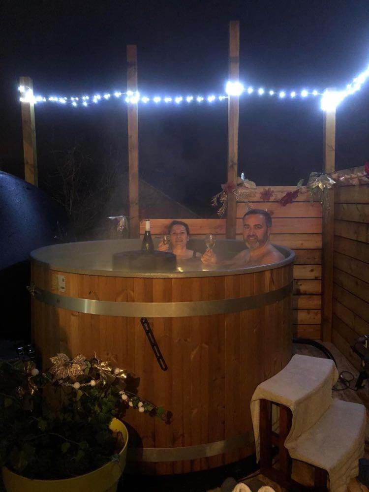 A La Marc'Quize Chambres D'Hotes, Petit Dejeuner Compris, Avec Piscine A Debordement En Exterieur, Bain Nordique A 38 Degres En Prestation Supplement Sur Reservation Horaire Anticipee 1 Place De Parking Gratuite Sur Place Mouxy Luaran gambar